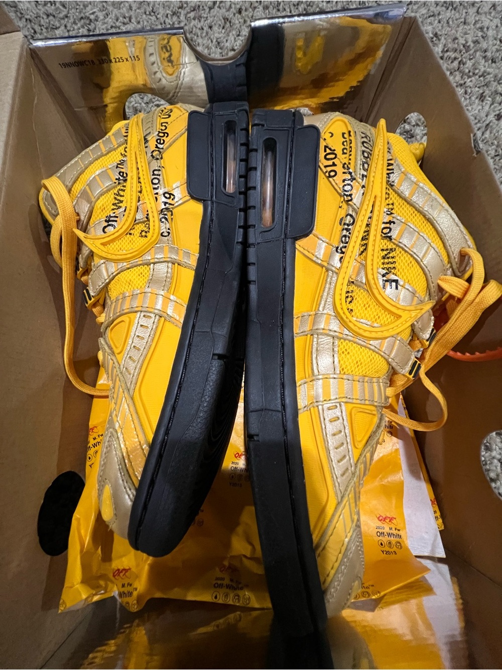 Nike Air Rubber Dunk
Off-White University Gold